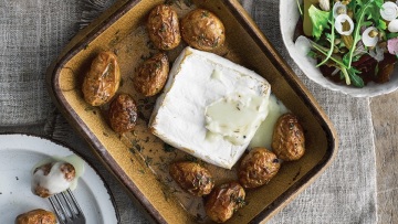 Baby πατάτες με τυρί Brie και τουρσιά