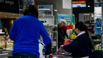 Δώρο Χριστουγέννων: Πότε καταβάλλεται - Τι ισχύει σε μερική απασχόληση και ωρομίσθιους