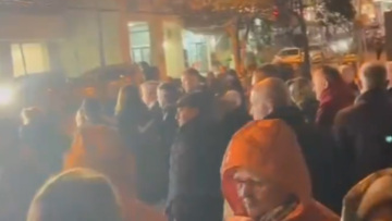 «Ντροπή σας, έχουμε δικτατορία» - Οργισμένοι οι Έλληνες της Χειμάρρας μετά την απόφαση του δικαστηρίου για τον Μπελέρη