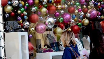 Σε εορταστικούς ρυθμούς η αγορά: Αρχίζουν τα καλάθια Χριστουγέννων και Άη Βασίλη - Όλες οι λεπτομέρειες