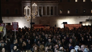 Συγκέντρωση στο Σύνταγμα για τη σιδηροδρομική τραγωδία στα Τέμπη - Δείτε φωτογραφίες