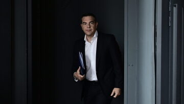 Μετά τη Ρώμη, στο Παρίσι ο Τσίπρας: «Χτίζει» γέφυρες με Ολάντ και Πικετί