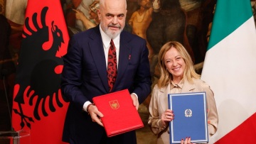 Δικαστήριο της Αλβανίας «πάγωσε» τη συμφωνία Μελόνι - Ράμα για το μεταναστευτικό
