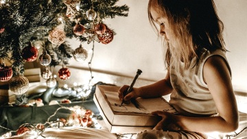 Μια γυναίκα σχολίασε ότι «κάτι δεν πάει καλά» με τα παιδιά που πιστεύουν στον Άγιο Βασίλη μετά από κάποια ηλικία