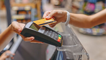 Διασύνδεση ταμειακών με POS: Πότε ξεκινούν τα πρόστιμα για τους επαγγελματίες