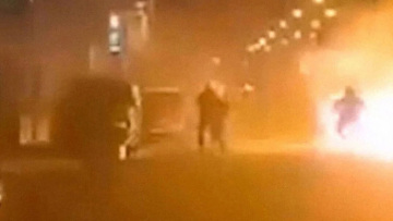 Ρέντη: «Έπιασα τη φωτοβολίδα αλλά δεν την εκτόξευσα» ισχυρίζεται ο ανήλικος αδερφός του 18χρονου που τραυμάτισε τον αστυνομικό