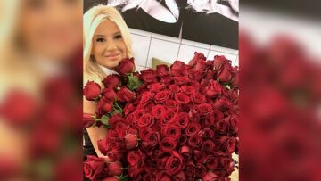 Φαίη Σκορδά: Η φωτογραφία με 201 τριαντάφυλλα – Η κάρτα δεν είχε όνομα