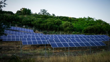 Απατεώνας υποδύθηκε τον εργολάβο φωτοβολταϊκών και πήρε εργαλεία και υλικά 23.500 ευρώ από το θύμα του

