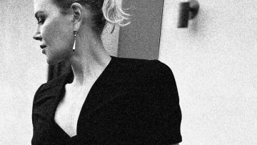 Η 56χρονη Νικόλ Κίντμαν με μίνι φούστα - Συνδυάζει σοφιστικέ στυλ και θηλυκότητα