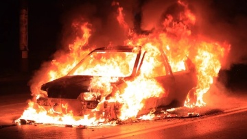 Γιατί παίρνουν φωτιά τα αυτοκίνητα στην Ελλάδα;