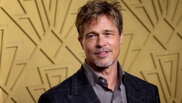 Μπραντ Πιτ: Ευδιάθετος σε έξοδο με τη σύντροφό του, παρά το δράμα με την Τζολί και τα παιδιά τους