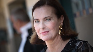 Στο πλευρό του Ντεπαρντιέ και η ηθοποιός Καρόλ Μπουκέ: «Στημένο» το ντοκιμαντέρ με τα σεξιστικά σχόλια