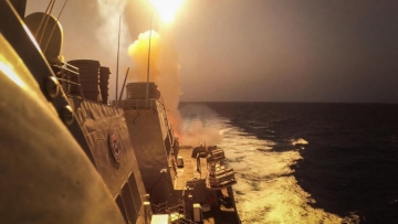 ΗΠΑ: Οι επιθέσεις των Χούτι σε εμπορικά πλοία δεν θα επηρεάσουν τη διαθεσιμότητα των προϊόντων, σύμφωνα με τον Λευκό Οίκο