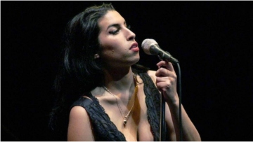 Έιμι Γουαινχάουζ: Ο πατέρας της μήνυσε 2 φίλες της για την πώληση των προσωπικών της αντικειμένων σε δημοπρασία