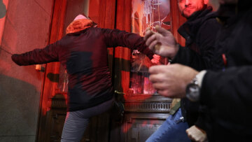 Νέες διαδηλώσεις της αντιπολίτευσης στη Σερβία για τις εκλογές – Επιχείρησαν να καταλάβουν το δημαρχείο