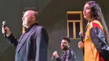 Αχιλλέας Μπέος: Τραγούδησε το «δεν πάω πουθενά» του Βασίλη Καρρά σε εκδήλωση στον Βόλο