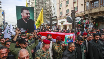 Κηδεύτηκε ο Ιρανός ταξίαρχος Ραζί Μουσαβί - «Θάνατος στην Αμερική και το Ισραήλ» φώναζε το πλήθος