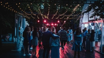 Πώς θα καταλάβουμε ότι δεν αντέχουμε άλλο socializing: Η θεωρία της «κοινωνικής μπαταρίας»