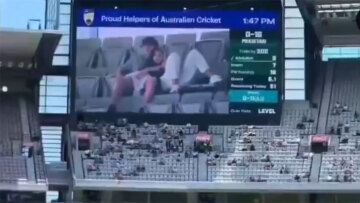 Αυστραλία: Ασυγκράτητο ζευγάρι στις εξέδρες αγώνα κρίκετ «προδόθηκε» από την γιγαντοοθόνη του γηπέδου