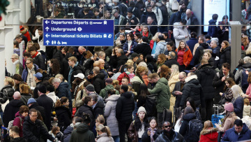 Απελπισία για 30.000 επιβάτες του Eurostar – Έμειναν αποκλεισμένοι στο Λονδίνο όταν πλημμύρισαν τα τούνελ του τρένου