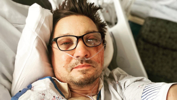 Τζέρεμι Ρένερ: Επιστρέφει στο στούντιο, μετά το παραλίγο θανατηφόρο ατύχημα που είχε