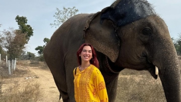 Ντούα Λίπα: Χαμογελαστή δίπλα σε έναν ελέφαντα η ποπ σταρ - Οι φωτογραφίες της από την Ινδία