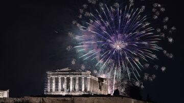 Πρωτοχρονιά: Η Ελλάδα υποδέχτηκε το 2024, καλή χρονιά σε όλους με γιορτές και πυροτεχνήματα