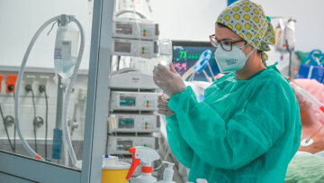 Σε έξαρση κορωνοϊός και γρίπη - Αύξηση των νοσηλευομένων μετά τις γιορτές «βλέπουν» οι ειδικοί