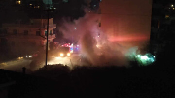 Φωτιά σε ΙΧ δίπλα σε πολυκατοικία στο Αγρίνιο - Μεγάλη κινητοποίηση της Πυροσβεστικής