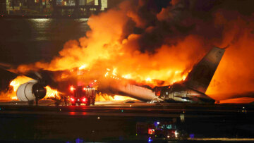 Φωτιά σε αεροπλάνο της Japan Airlines: Οι κρίσιμες λεπτομέρειες που έσωσαν τις 379 ψυχές