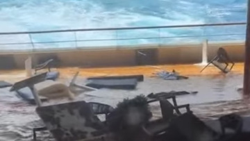 Βίντεο: Η στιγμή που πελώρια κύματα καταπίνουν πολυτελές κρουαζιερόπλοιο στην Ανταρκτική
