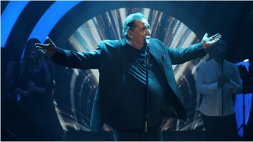 Βασίλης Καρράς: Είμαι πολύ λίγος για να πω κουβέντες, τις κουβέντες τις είπε ο κόσμος που τον τίμησε, δήλωσε ο αδελφός του