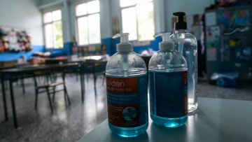 ΕΟΔΥ: Τήρηση αποστάσεων, αντισηπτικά και αερισμό των αιθουσών συνιστούν οι επιστήμονες για να ανοίξουν με ασφάλεια τα σχολεία