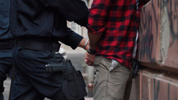 Ανάβυσσος: Πώς έγινε η αρπαγή του προγραμματιστή - Τον έδεσαν με χειροπέδες και τον ψέκασαν με χλωρίνη