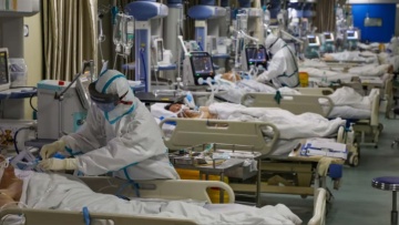 Κοκτέιλ ιώσεων και κορωνοϊού προκαλούν ασφυξία στα νοσοκομεία σε Ευρώπη και ΗΠΑ: Τι δείχνουν τα στοιχεία