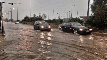 Κακοκαιρία: Από τη Δυτική Ελλάδα άρχισε η επέλαση - Κόπηκε το ρεύμα, έπεσαν δέντρα, ο αέρας «έσπρωξε» κάδους στη μέση του δρόμου