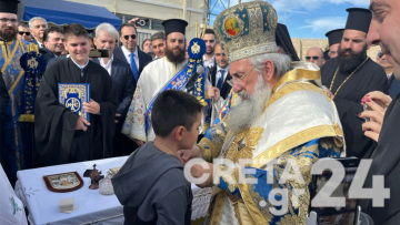 Με λαμπρότητα ο εορτασμός των Θεοφανίων σε όλη τη χώρα - 8χρονος έπιασε τον Σταυρό στο Ηράκλειο - Δείτε φωτογραφίες