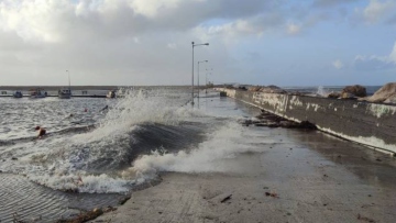 Τραγωδία στην Κυπαρισσία: Κύματα παρέσυραν και έπνιξαν 66χρονη Γερμανίδα στο λιμάνι