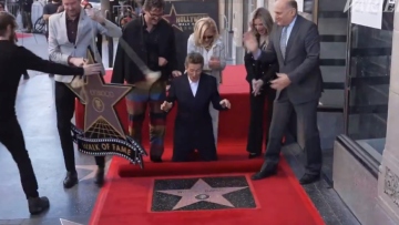 Γουίλεμ Νταφόε: Μια μέρα μετά τη Χρυσή Σφαίρα στο «Poor Things» έλαβε αστέρι στη Λεωφόρο της Δόξας