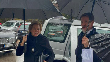 Τέως βασιλιάς Κωνσταντίνος: Άννα - Μαρία, τα παιδιά και οι αδερφές του στο ετήσιο μνημόσυνο  - Δείτε βίντεο και φωτογραφίες