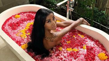 Ελίζαμπεθ Ελέτσι: Πόζαρε γυμνή στη μπανιέρα - Οι φωτογραφίες από το ταξίδι στο Μπαλί