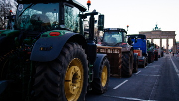 Γερμανία: Χάος με τις κινητοποιήσεις αγροτών και μηχανοδηγών - Ακυρώσεις δρομολογίων, μπλόκα με τρακτέρ στους δρόμους