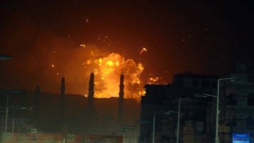 HΠΑ και Βρετανία άρχισαν να πλήττουν θέσεις των Χούτι - Εκρήξεις στην πρωτεύουσα της Υεμένης