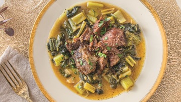 Μοσχαρίσια μάγουλα φρικασέ, με σέσκουλα και σέλερι