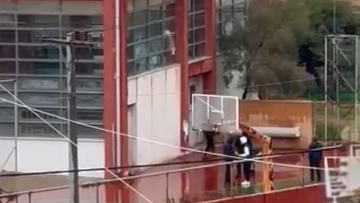 Δείτε βίντεο: Μαθητές σπάνε τα τζάμια του ΕΠΑΛ Λαυρίου