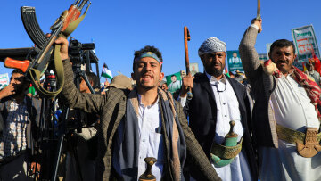 Υεμένη: Ποιοι είναι οι Χούτι που χτυπούν πλοία στην Ερυθρά Θάλασσα και απειλούν το Ισραήλ