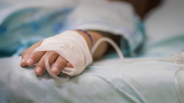 Μέγαρα: Ο 4χρονος είναι σοβαρά και ο άλλος μου γιος είναι με λάμες στο χέρι, λέει ο πατέρας των παιδιών