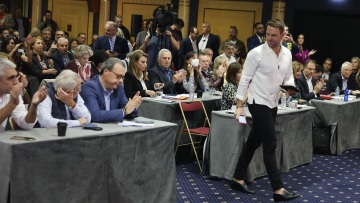 ΣΥΡΙΖΑ: Σε βέρτιγκο για τα ομόφυλα ζευγάρια - Η εξέγερση του στενού κύκλου Κασσελάκη και η τριπλή κωλοτούμπα