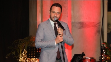 Μέμος Μπεγνής: Δώσαμε το πρώτο γκέι φιλί στην Κύπρο και δεν άνοιξε ρουθούνι