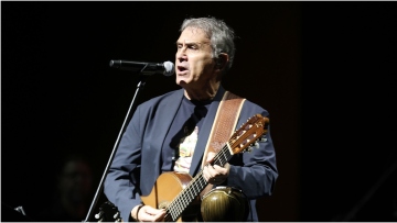 Γιώργος Νταλάρας: Κάποιοι από τους Έλληνες τραγουδιστές που είναι πολύ διάσημοι είναι θεόφαλτσοι και για γέλια